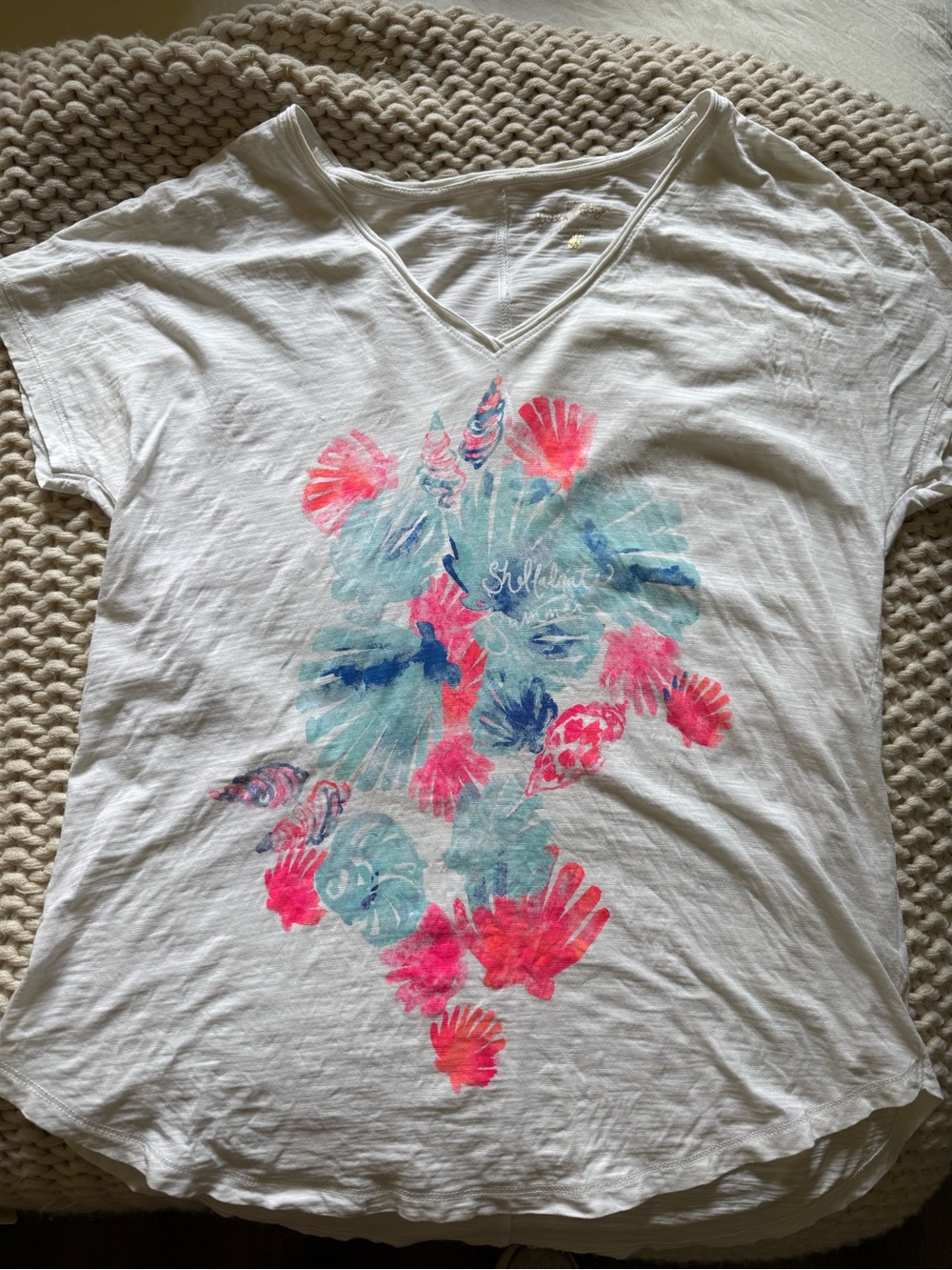 Lilly Pulitzer White V-Neck Tee with Pink & Aqua Shell Print Size XS